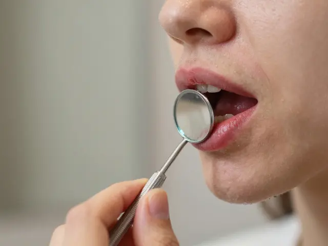 Dentální zrcátko: Jak ho používat pro kontrolu stavu zubních zánětů