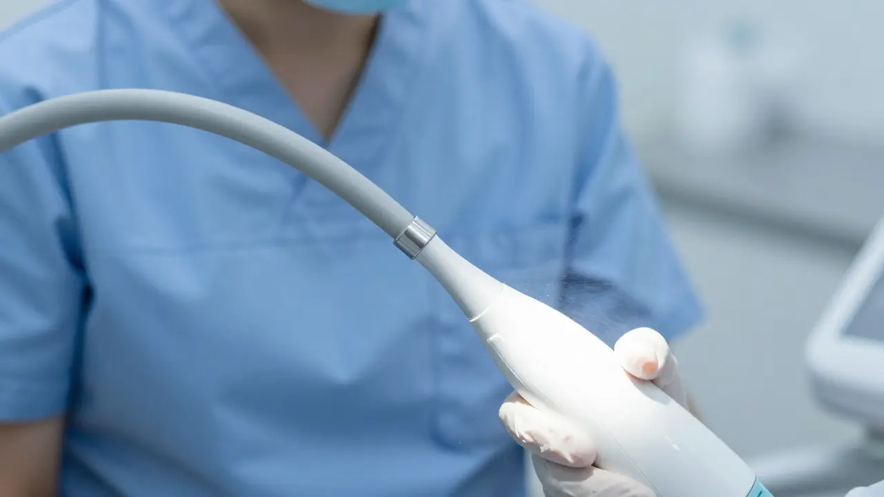 Jak dlouho trvá dentální hygiena? Čas, cena a co vás čeká
